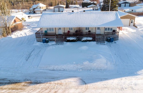Cochrane House | Le Lodge - 4 beds, 2 bath Newly Renovated Home