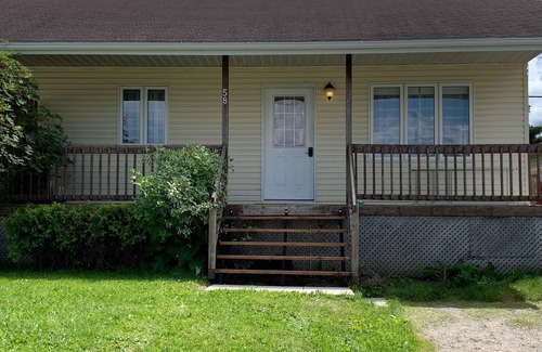 Cochrane House | Le Lodge - 4 beds, 2 bath Newly Renovated Home