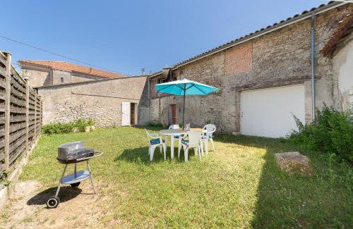 Saint-Androny House | "Le logis du Clocher" par Chelona'Loc - 2 chambres, lits kig size - jardin
