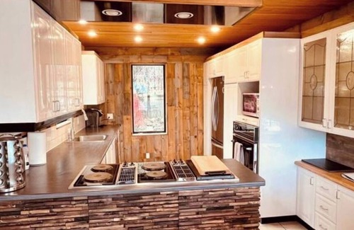 St-Adolphe-d'Howard Ski Chalet | Le Majestueux, Waterfront, Spa, BBQ, Outdoor & Ski