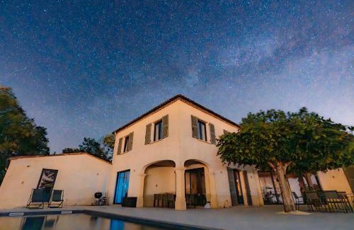 Thiers Villa | Le mas du roulier, villa provençale chic, 320m2 au calme avec vue 180 sur puy de Dôme