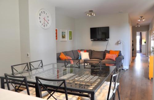 Plateau Mont Royal Apartment | Le Mont-Royal Lounge by HomeInMontreal
