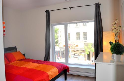 Plateau Mont Royal Apartment | Le Mont-Royal Lounge by HomeInMontreal