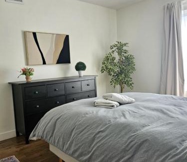 Plateau Mont Royal Apartment | Le Mont-Royal Sky by HomeInMontreal