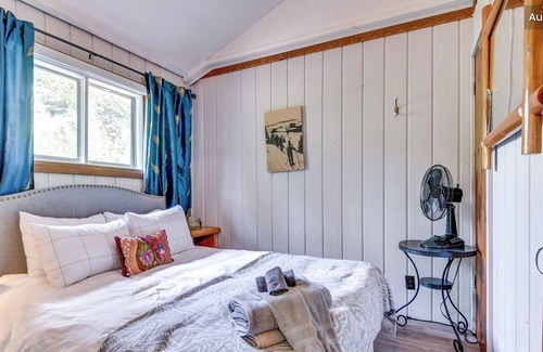 Val David Cabin | Le Neuchâtel: cute vintage cottage in Village Suisse resort, heart of Val-David