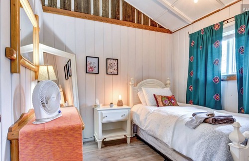 Val David Cabin | Le Neuchâtel: cute vintage cottage in Village Suisse resort, heart of Val-David
