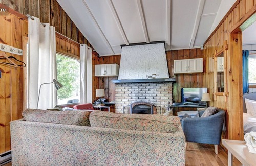 Val David Cabin | Le Neuchâtel: cute vintage cottage in Village Suisse resort, heart of Val-David