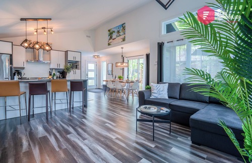 Pont-Rouge Ski Chalet | ⭐ Le Palmier de Portneuf 🌴 Private hot tub, Pool, Sauna, Billiards, Trails ⭐