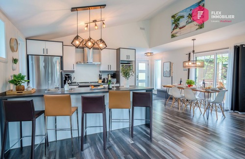 Pont-Rouge Ski Chalet | ⭐ Le Palmier de Portneuf 🌴 Private hot tub, Pool, Sauna, Billiards, Trails ⭐