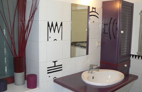 Clermont Ferrand City Centre House | LE PETIT SIAM - Charming guest room with private bathroom - Center Clermon-FD