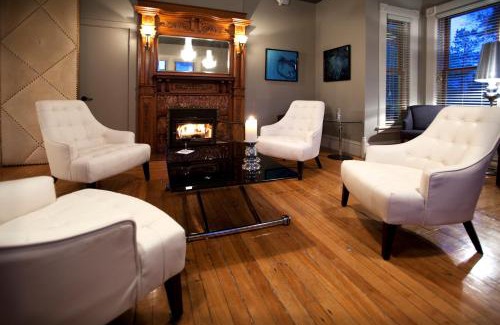 Sutton Hotel | Le Pleasant Hôtel & Café