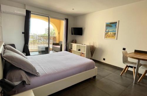 Toulon - Hyeres Apartment | Le Port Plage Studio tout confort Terrasse Clim