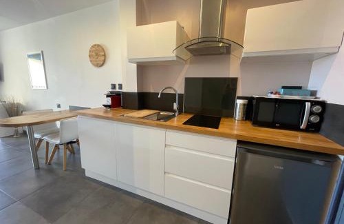 Toulon - Hyeres Apartment | Le Port Plage Studio tout confort Terrasse Clim