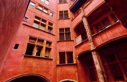 Old Lyon Apartment | Le Prestige Vieux Lyon : Duplex overlooking the Saône River