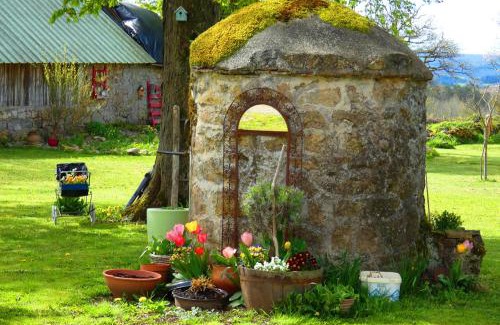 Saint-Priest-des-Champs Bed & Breakfast | Le Puits Dans La Cour