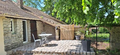 Valpuiseaux Bed & Breakfast | Le relais des clefs - AU CALME DU GATINAIS - Escapade à deux - Terrasse privée - WIFI - Offre romantique sur demande
