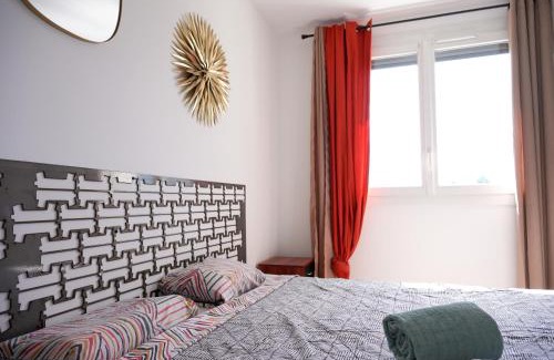 Saint-Martin-d'Heres Apartment | Le Remarquable à Saint Martin d'Hères - Situé au Calme - Proche de Grenoble et du Campus - 1 Lit King Size - Climatisation - Balcon - Parking gratuit - Vue montagne