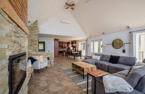 Mauricie Ski Chalet | Le Repère, navigable river, spa, and ski