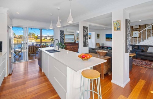 Port Macquarie House | Le Romance - waterfront, private jetty, kayaks, SUP