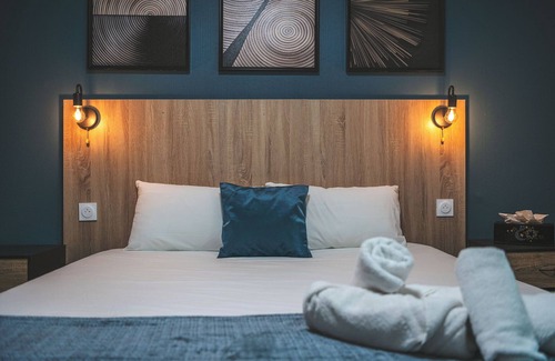 Saint-Laurent-des-Vignes Hotel | Le Roxane