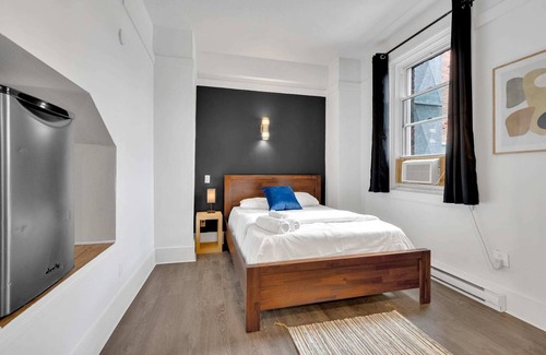 Quartier des Spectacles Hotel | Le Sand & Stone Hotel 2 beds sleep 4