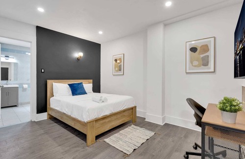 Quartier des Spectacles Hotel | Le Sand & Stone Hotel 2 beds sleep 4