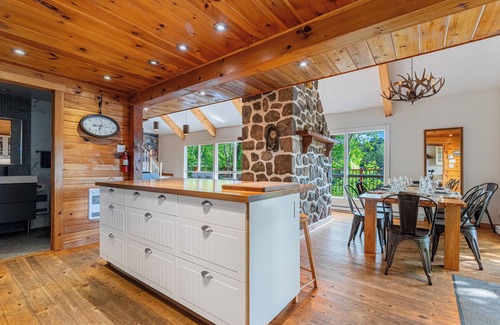 Les Pays-d'en-Haut Regional County Municipality Ski Chalet | Le Scandinave - Chaletwow
