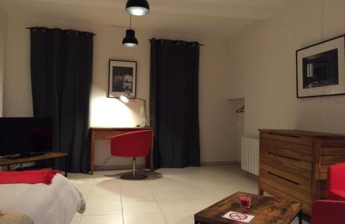 Auriac-sur-Vendinelle Apartment | Le Studio du Château
