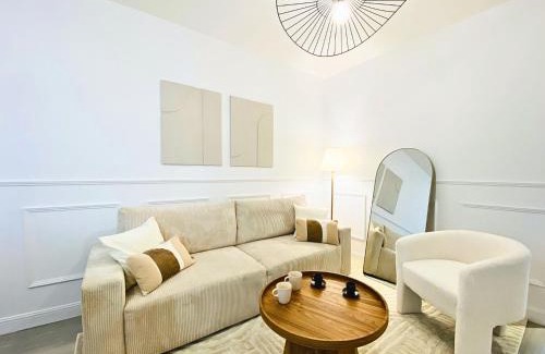 Sens Apartment | Le Subtil - By BEST KEYS - Élégance & Confort - 2 chambres séparées - Lit Queen Size - Smart TV Netflix - Machine à Café Nespresso - Proche Gare & Centre Ville - À 1H de Paris - WiFi Fibre - Check-in Autonome