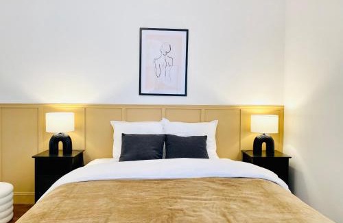 Sens Apartment | Le Subtil - By BEST KEYS - Élégance & Confort - 2 chambres séparées - Lit Queen Size - Smart TV Netflix - Machine à Café Nespresso - Proche Gare & Centre Ville - À 1H de Paris - WiFi Fibre - Check-in Autonome