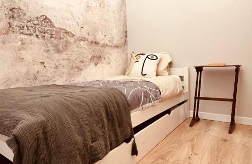 Romans-sur-Isere Apartment | Le Tailleur, centre historique, fibre, climatisation, ESS, rez-de-chaussée, BedinShop