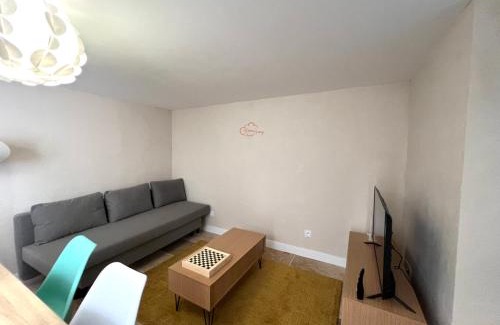Montlucon Apartment | Le Troglodyte - Home Homy