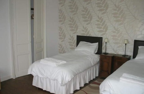 Airvault Bed & Breakfast | Le Voltaire Chambres et Table d'Hotes