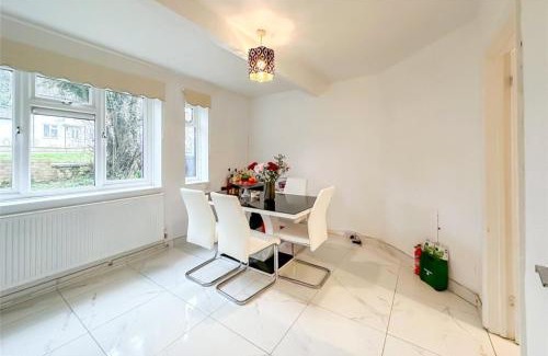 Harpenden House | Lea River Rooms