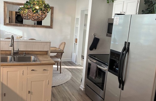 Medicine Park House | Leaf Cottage: peaceful & pretty family home for 10 with views of Mt Scott!