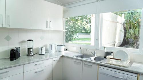 Ferny Hills House | Leafy 3-Bedroom Escape to Nature-Air Conditioned with Smart Entry