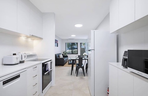 Red Hill Apartment | Leafy Hideout Quiet Comfort near Riverfront and CBD
