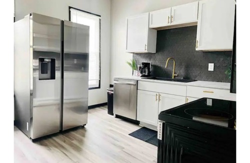 Evansville Apartment | Leaning House of Haynie B - Spacious 4BR/1BA Apt