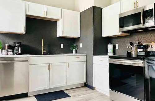 Evansville Apartment | Leaning House of Haynie B - Spacious 4BR/1BA Apt
