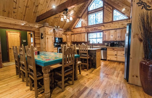 Broken Bow Cabin | Leaping Lizard Lodge | Sleeps 16 | 4 Beds | 3.5 Baths