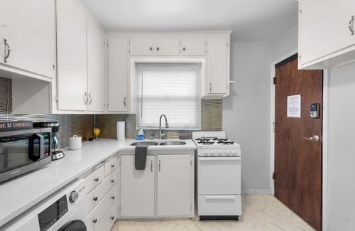 Downtown Omaha Apartment | Leavenworth Park Apt 3-Close to UNMC Blackstone