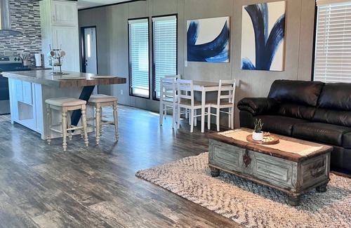 Negreet House | Ledo by the LakenNew cozy 3-bedroom 2 bath home in Many with Boat Launch access