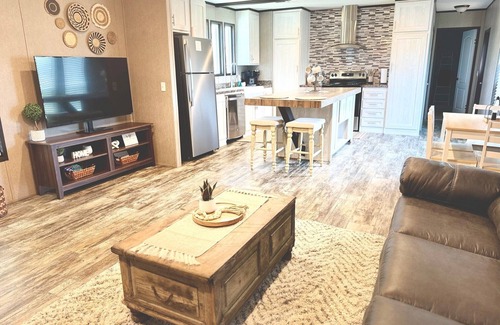 Negreet House | Ledo by the LakenNew cozy 3-bedroom 2 bath home in Many with Boat Launch access