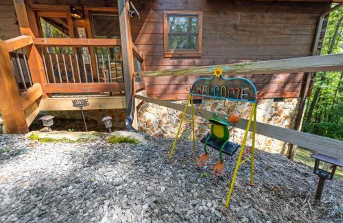 Cherry Log House | Lees Lookout - Pet Friendly with Mountain Views - Open Floor Plan, Vaulted Ceilings, Hot Tub, Pet Friendly, Outdoor Fire Pit
