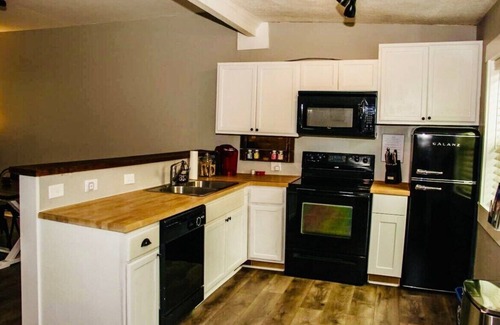 University House | Legend's Orchard-Close to Downtown and Baylor