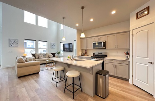 Lehi House | Lehi Retreat: Silicon Slopes/Thanksgiving Pt: Indoor Games,Fully Stocked Kitchen