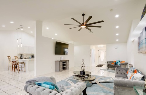 Lehigh Acres House | Lehigh Acres Home w/ Screened Porch & Lake View!