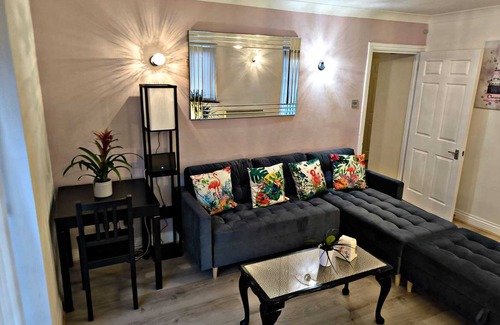 Leigh-on-Sea Apartment | Leigh on sea- Ground Floor- Parking Included! - Long Stay Discounted