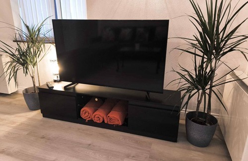 Leigh-on-Sea Apartment | Leigh on sea- Ground Floor- Parking Included! - Long Stay Discounted