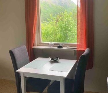 Flakstad Apartment | Leilighet med balkong og havutsikt på Napp.